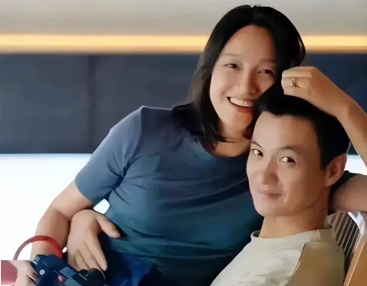 周一围还有这波操作:电梯拥吻?