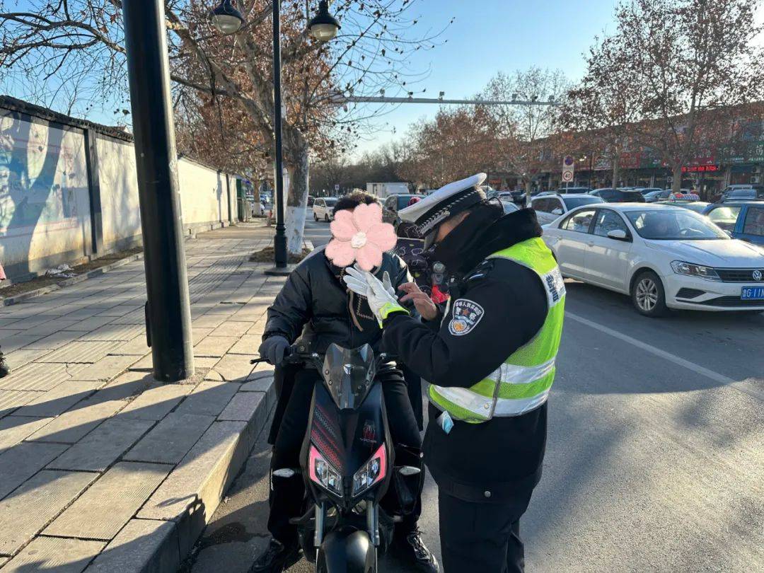 管理难等实际情况,采取"高峰期定点 平峰期巡控"相结合的勤务模式