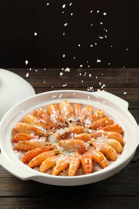 盐焗方式做出来的罗氏虾是下酒好菜.