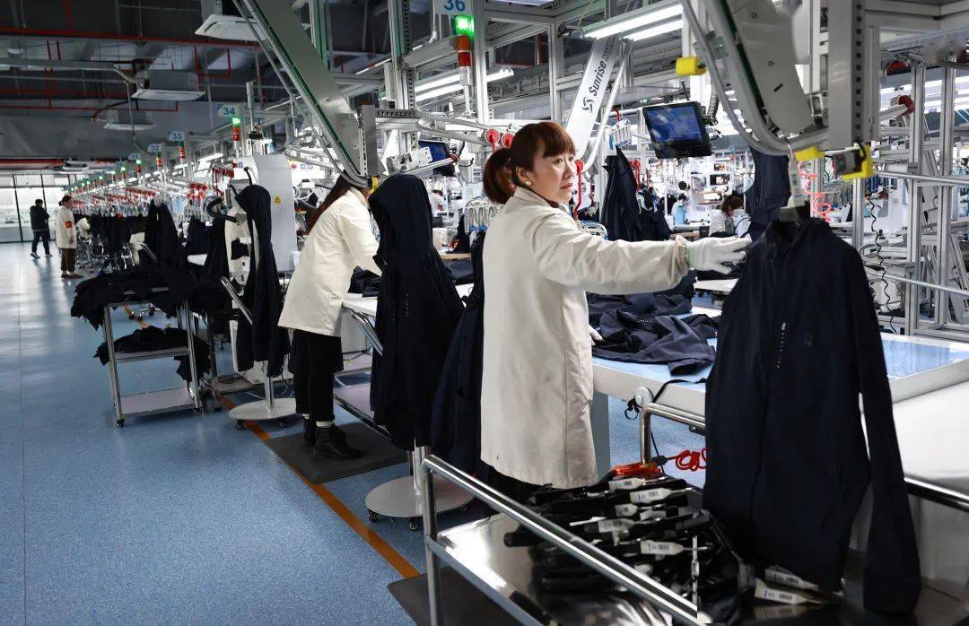 这家企业加班加点忙生产_盱眙_服装_发展