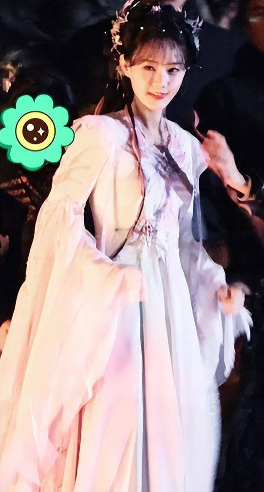 李一桐版蜘蛛精好甜美,粉色挑染造型太可爱,成毅蒙眼都抵挡不住_清瞳