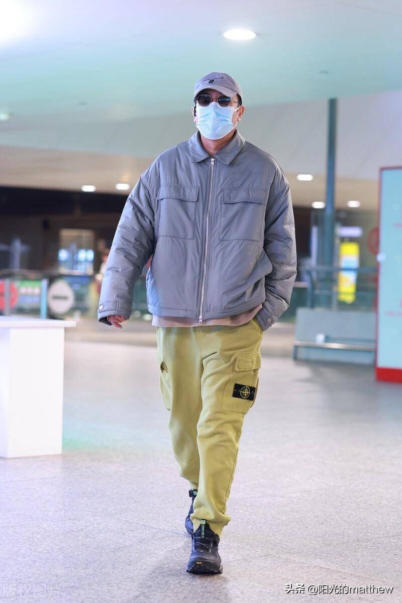 于和伟现身上海机场,棒球帽搭配棉服潮酷十足_乔丹_体育_男女