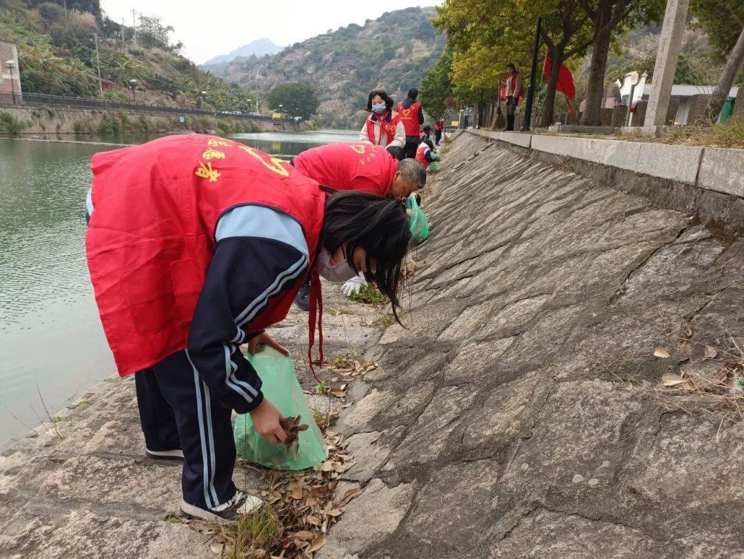 【温暖在长乐】三溪中学开展"扮靓环境,共迎新春"清洁家园志愿服务