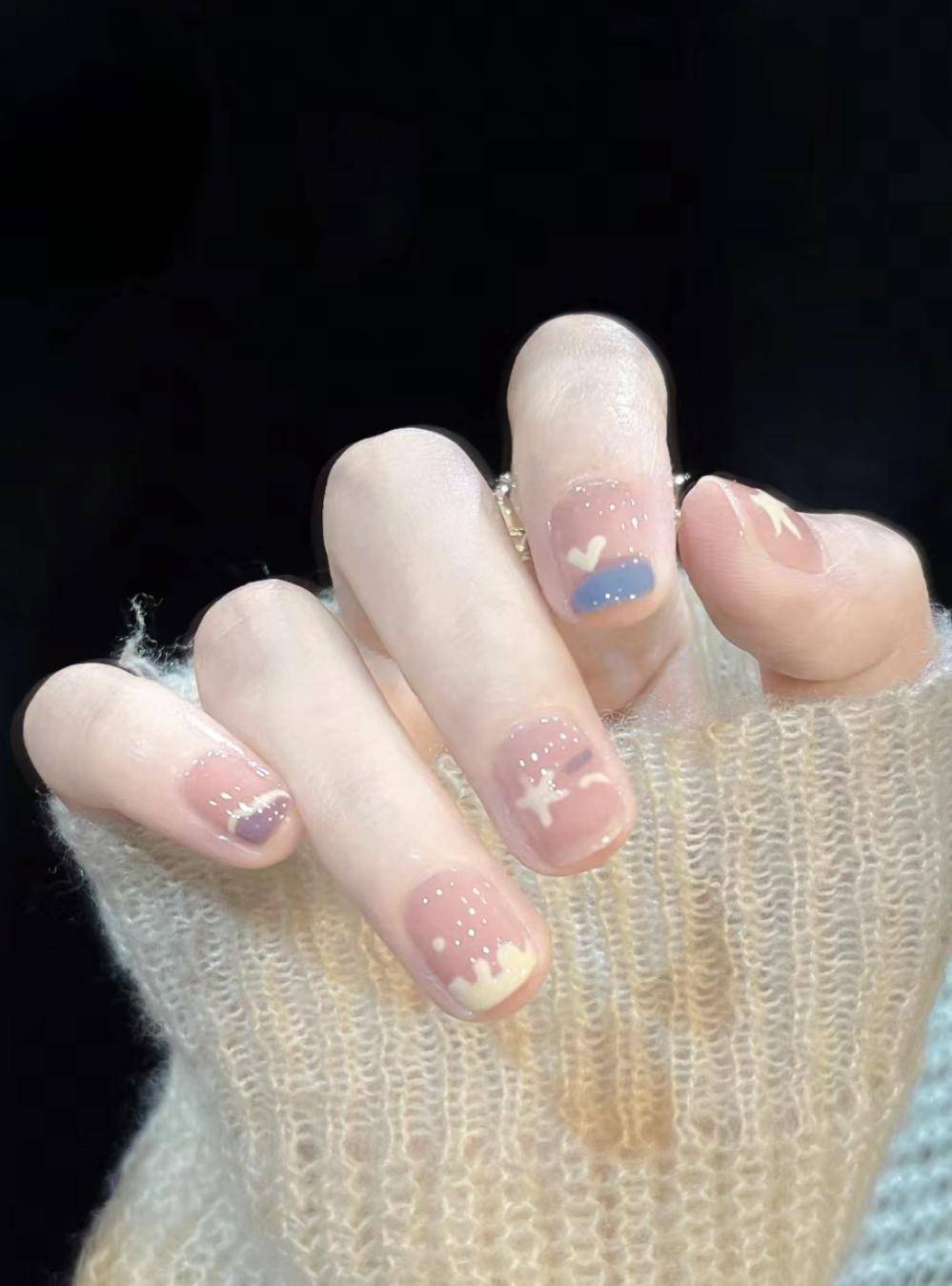 怎么样是不是挑花眼啦～快带上你最喜欢的美甲款式来伊彩莲吧年底美甲