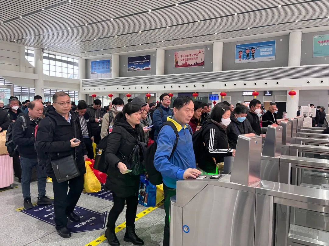 肇庆站今年春运期间计划开行列车17列,以去往广州,深圳,海口,南宁