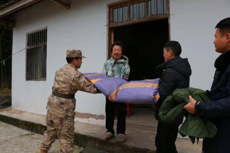 雲陽網格員走村入戶送溫暖_桑坪_群眾