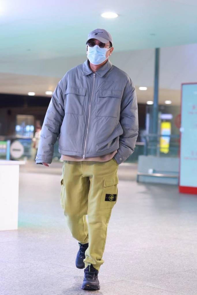 近期男明星机场穿搭,简约与时尚兼具_图片_视觉_黑色