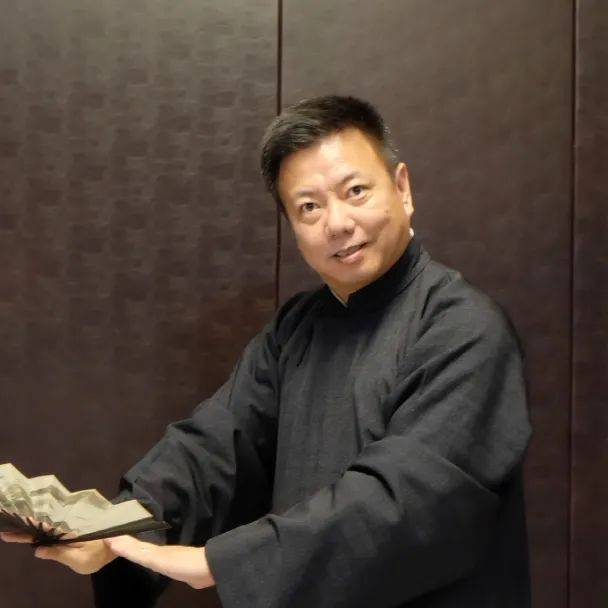 国家一级演员,苏州市吴中区评弹团副团长;师承弹词名家朱传鸣,张振华