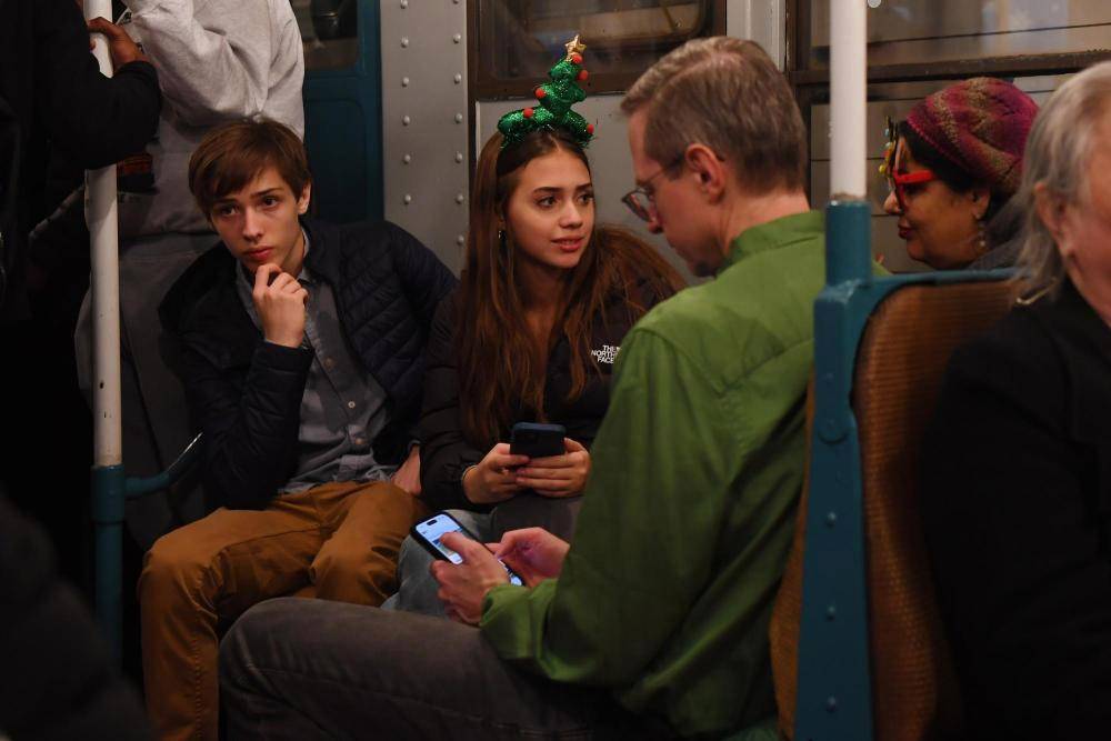 美国三分之一年轻人成年不离家_父母_新华社_家长