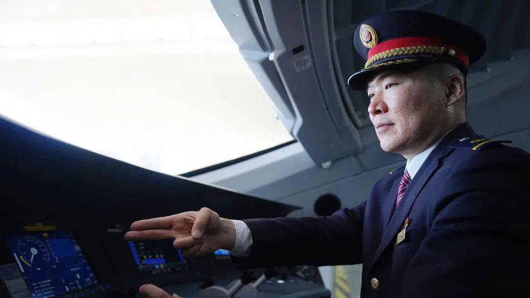 春运"龙"重登场,铁军保驾护航_旅客_郑州东站_洛阳