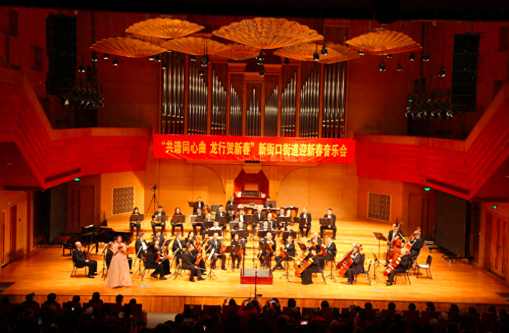 演出在《紅旗頌序曲》中拉開帷幕,隨後,《紅色娘子軍》組曲,《海霞》