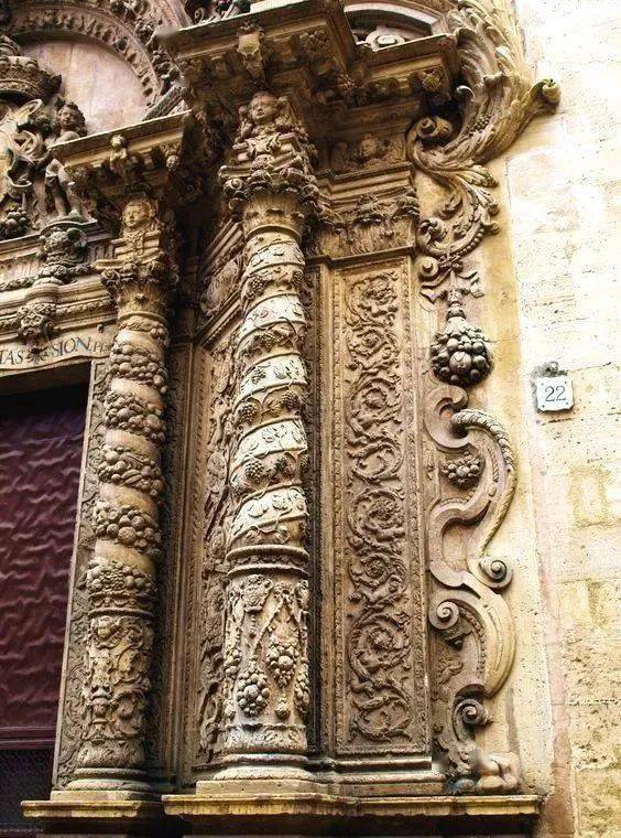 两根柱子形态非常特别,柱身呈螺旋形,上面还雕刻或镶嵌了各种宝石花纹