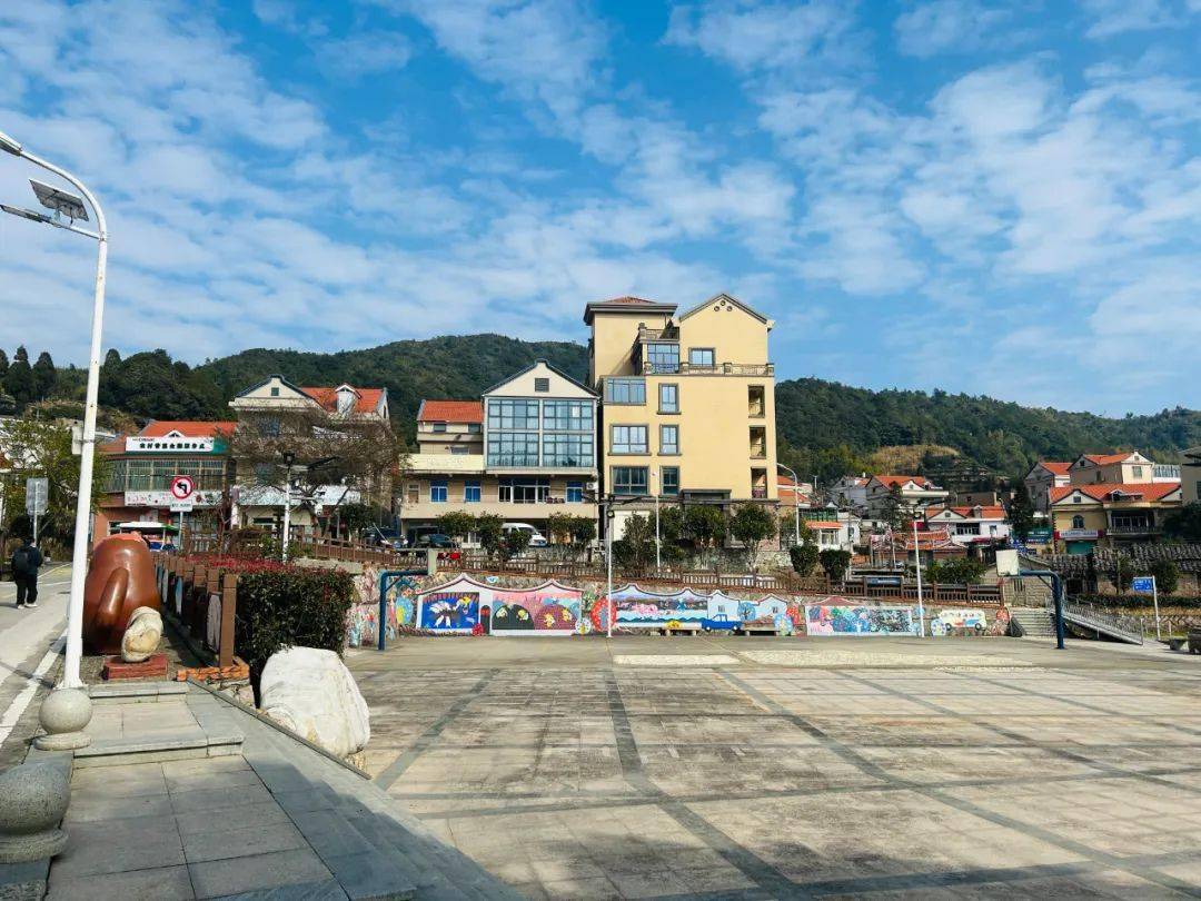 军营村还下大力气进行溪流清淤,沿线景观提升,田埂步