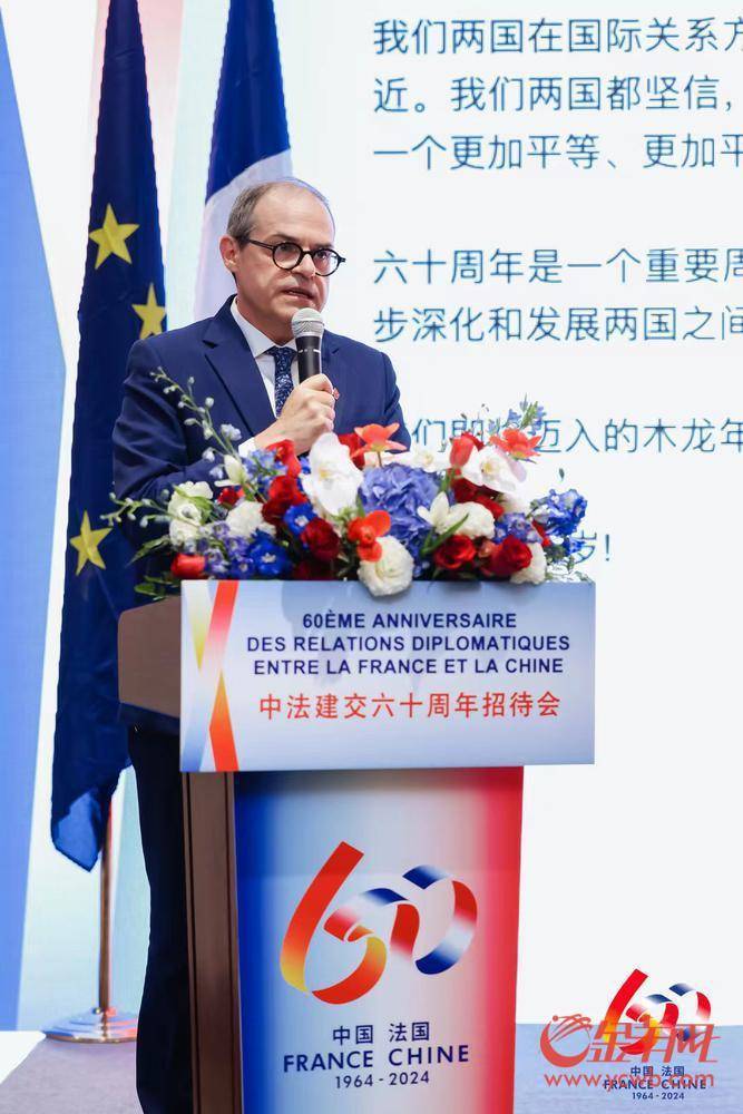 联合公报,正式建立大使级外交关系,法国由此成为第一个与新中国建交的