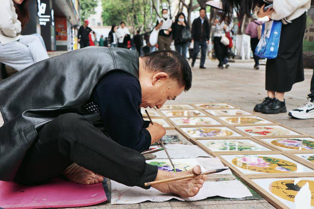 街头寻艺丨广州街头的无手画师_王振东_画作_毛笔