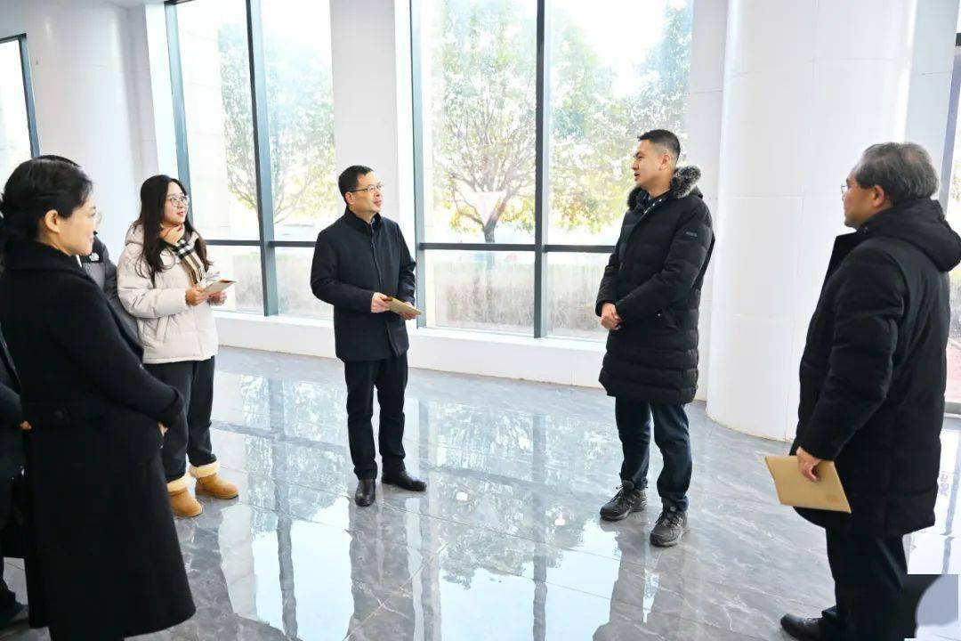 在随州军分区和市武警支队,姜皓向广大部队官兵致以新春问候和良好