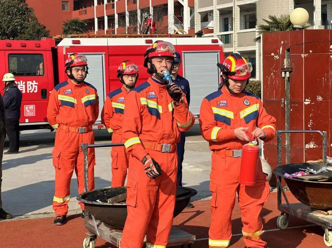 富安镇中学开展寒假消防队进校园宣讲和演练活动_师生_火灾_进行