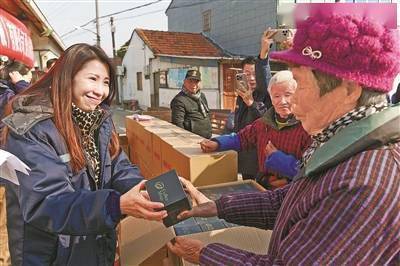 镇海一企业连续8年为村民送年货_渡村_合金_金利