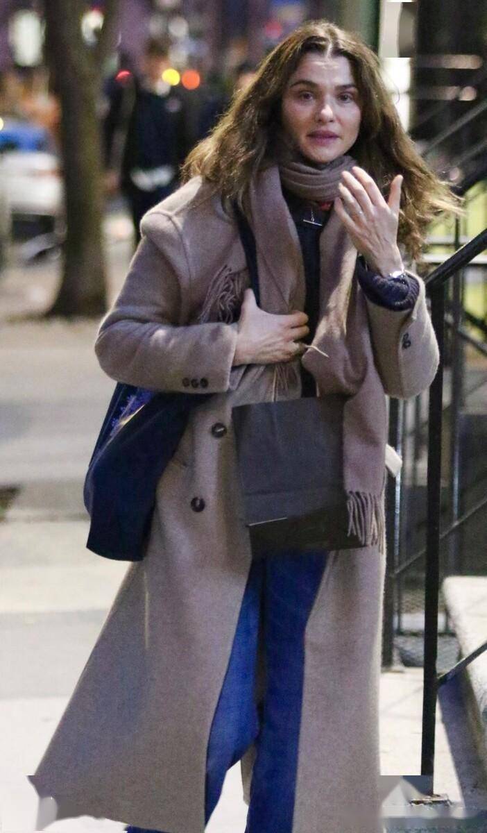 街拍:蕾切尔-薇姿棕色大衣 牛仔直筒裤 棕色围巾低调十足_美国纽约