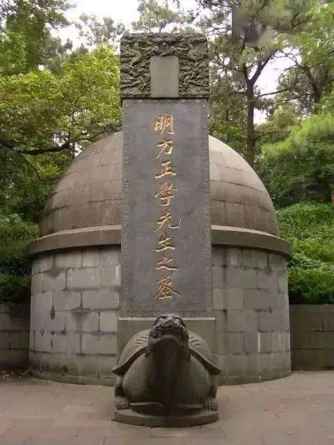 位于南京的方孝孺墓近影然而,这个社会上的很多人,因为推崇方孝孺式的