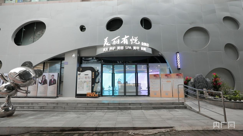 在重庆市渝北区嘉州路36号,高级灰色调的门头上,秀丽的字体写着店名