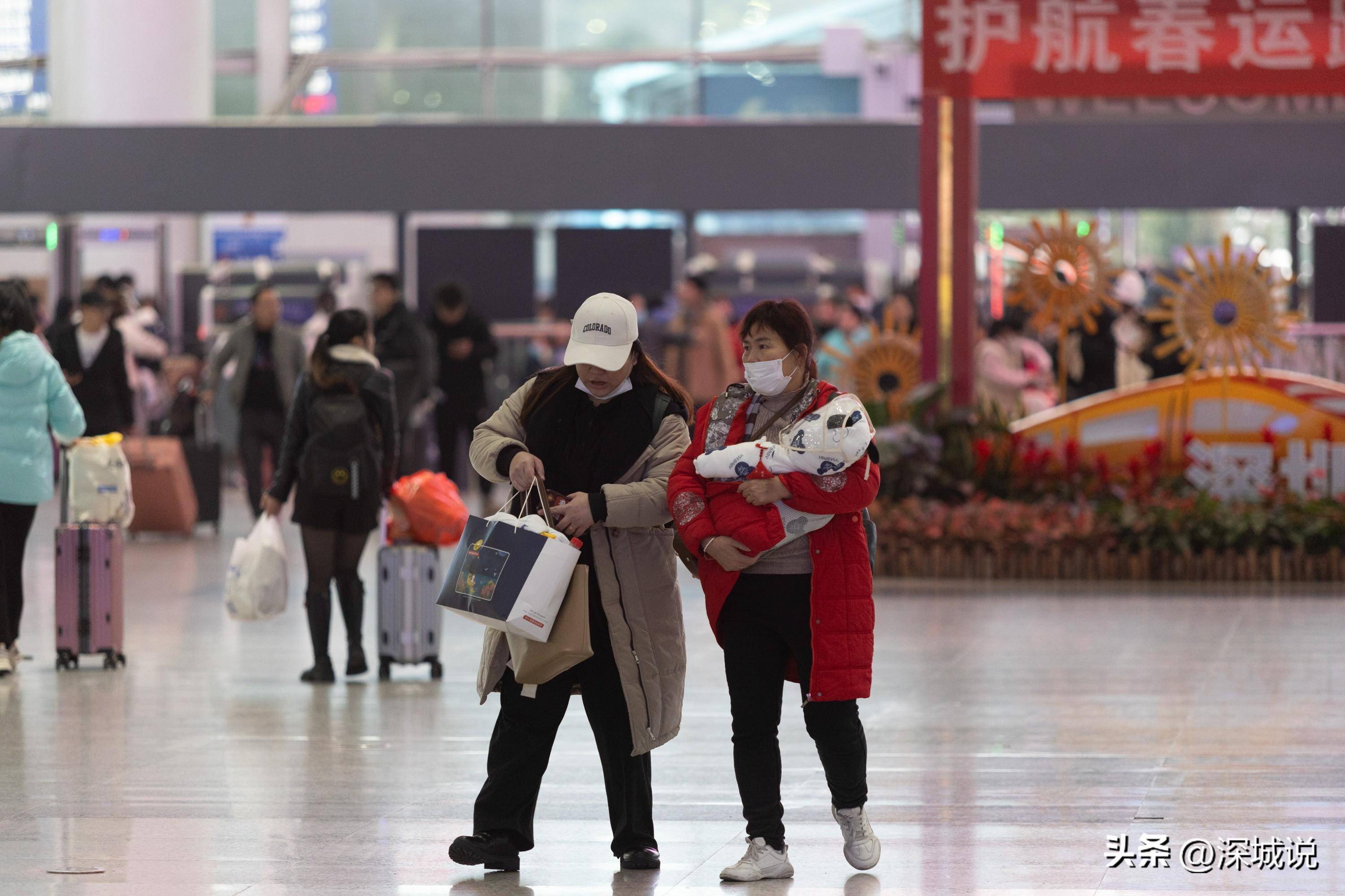 春运的深圳北站,返乡游子呈现人生百态,你买好回家的车票了吗?