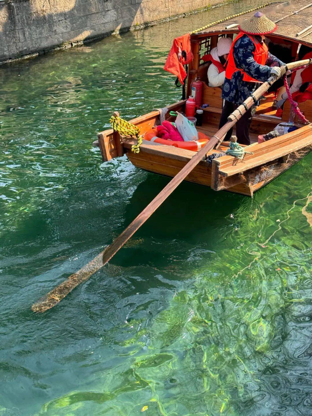 成为江南此刻最写意的符号划着桨激荡起朵朵浪花儿吟唱着吴侬软语的歌