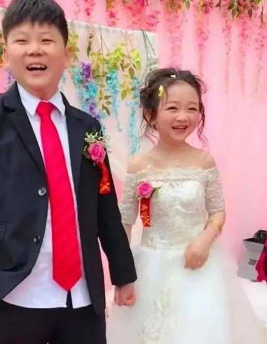 而杨萍还被人称为"最美袖珍女".