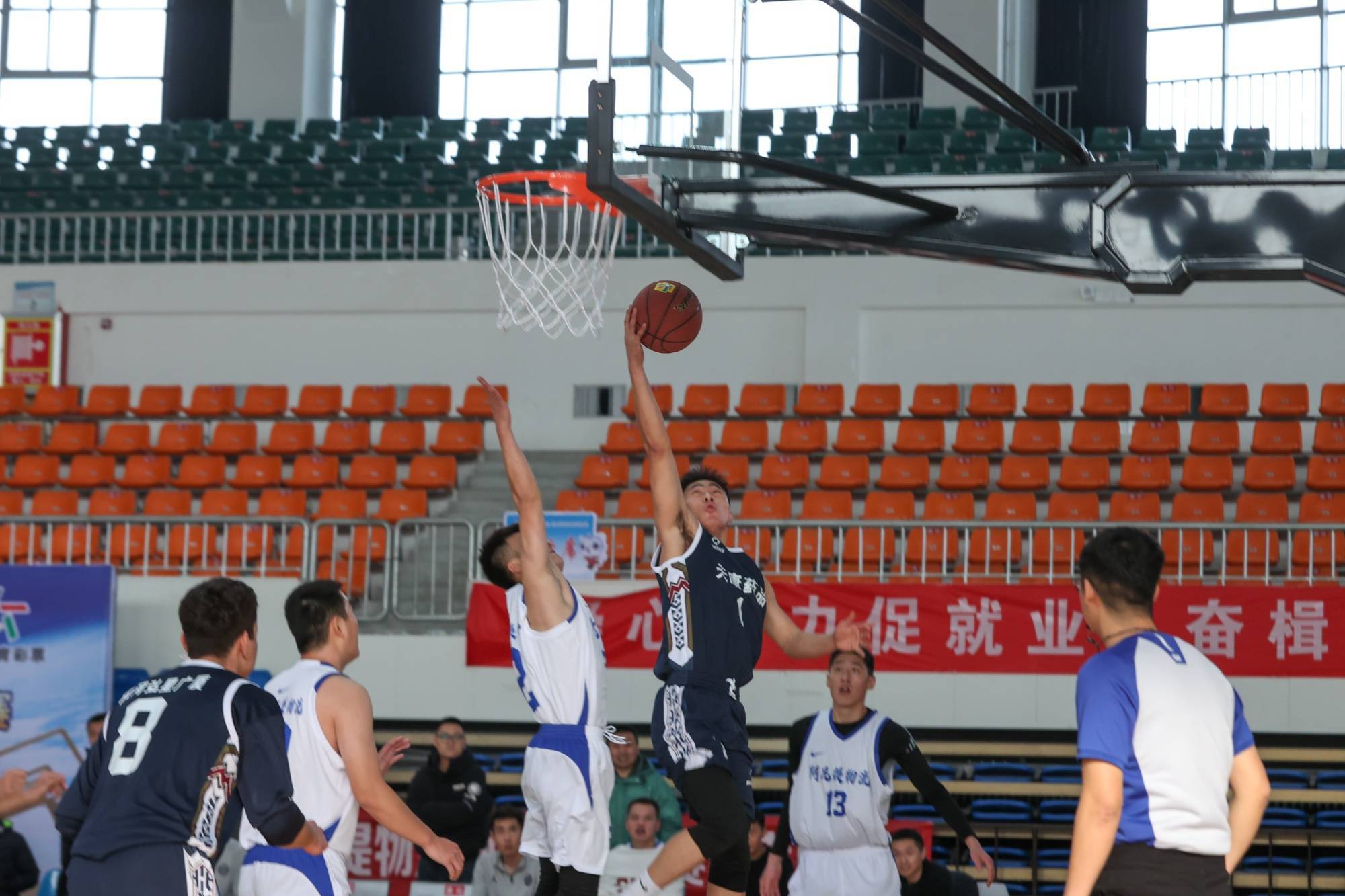 精彩"篮"不住 博乐市返乡大学生篮球全州邀请赛热血开赛_比赛_博州