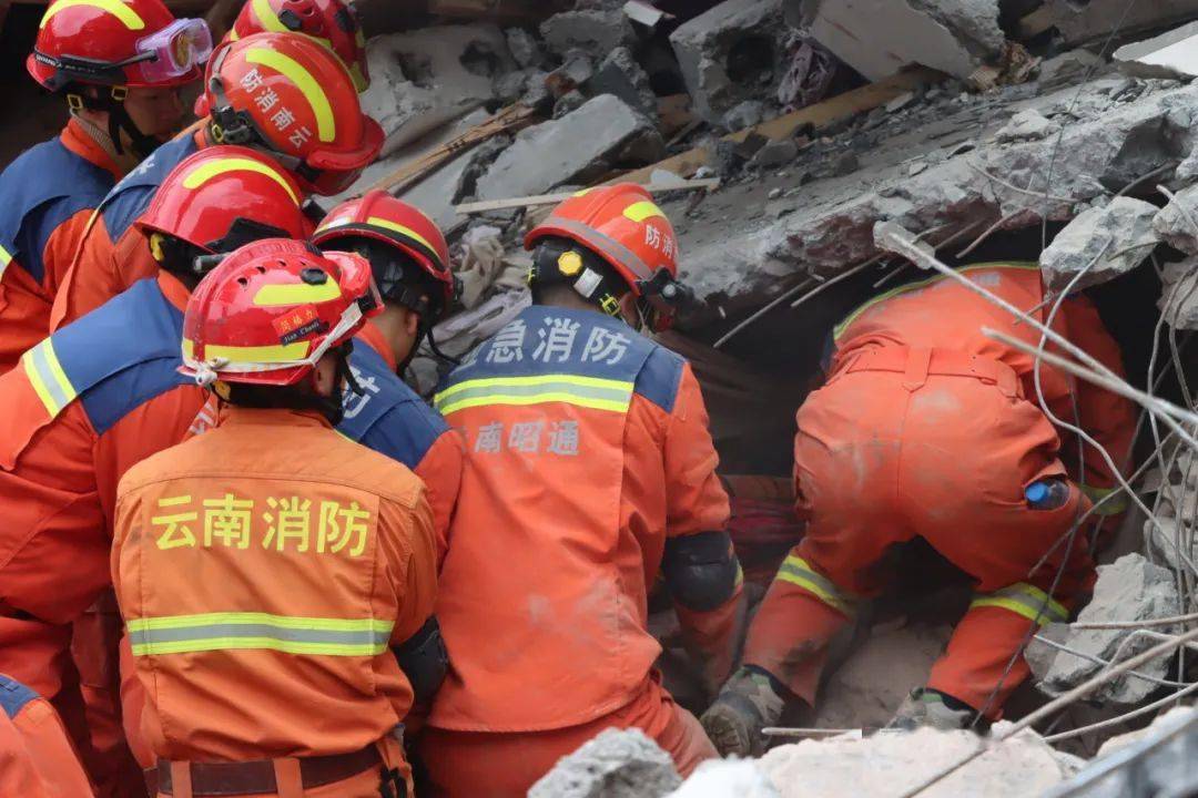 特稿|为了44名山体滑坡失联同胞_救援_指战员_房屋