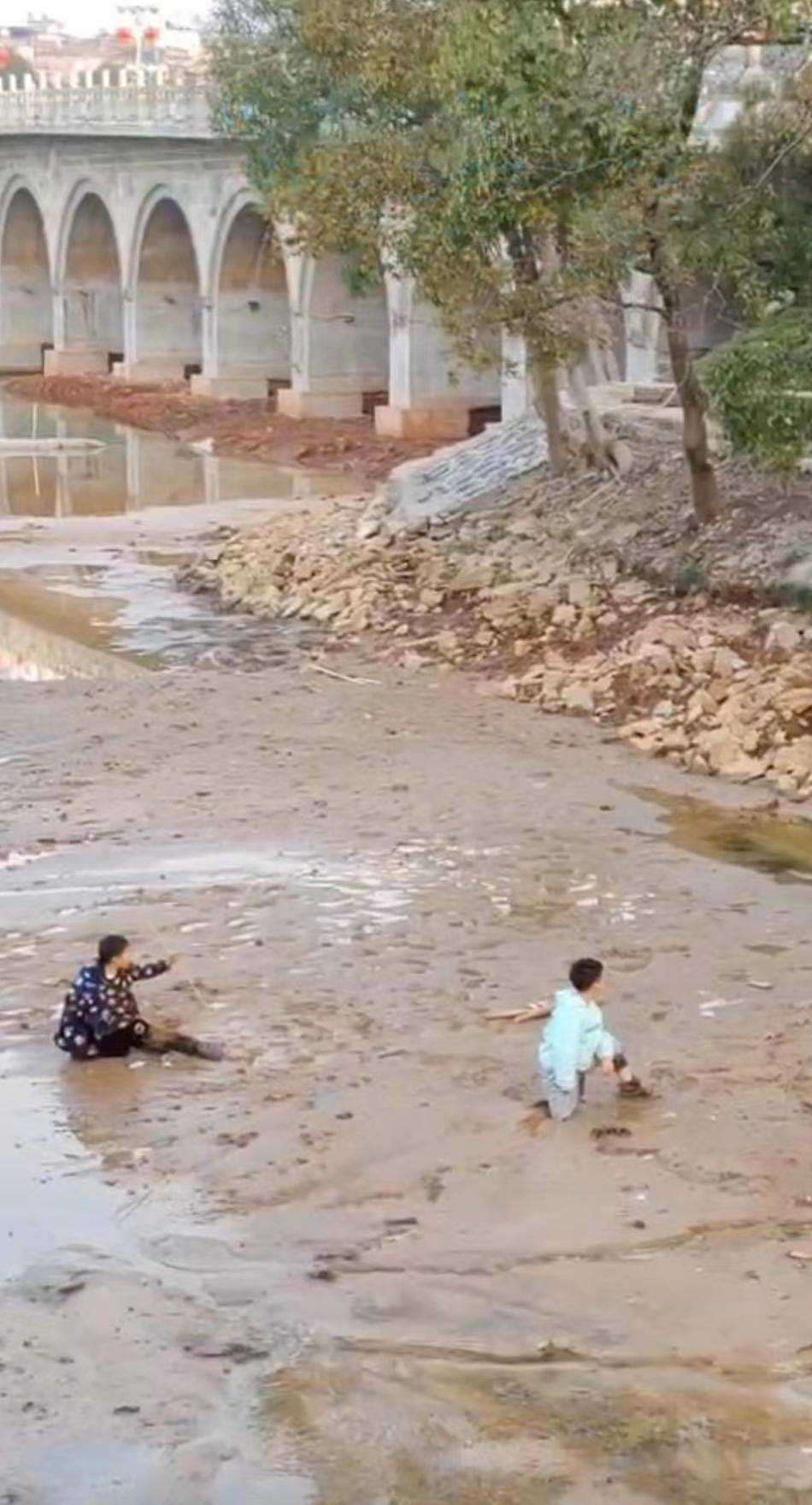 1月27日,两名"熊孩子"贪玩不慎陷入泥潭无法动弹,路过热心群众报警