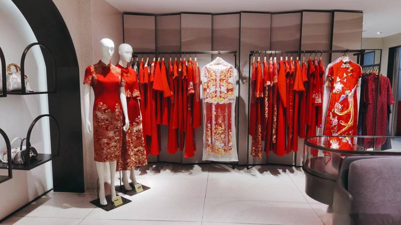 在懿菲线下门店中,红色旗袍构成了一道亮眼的风景线