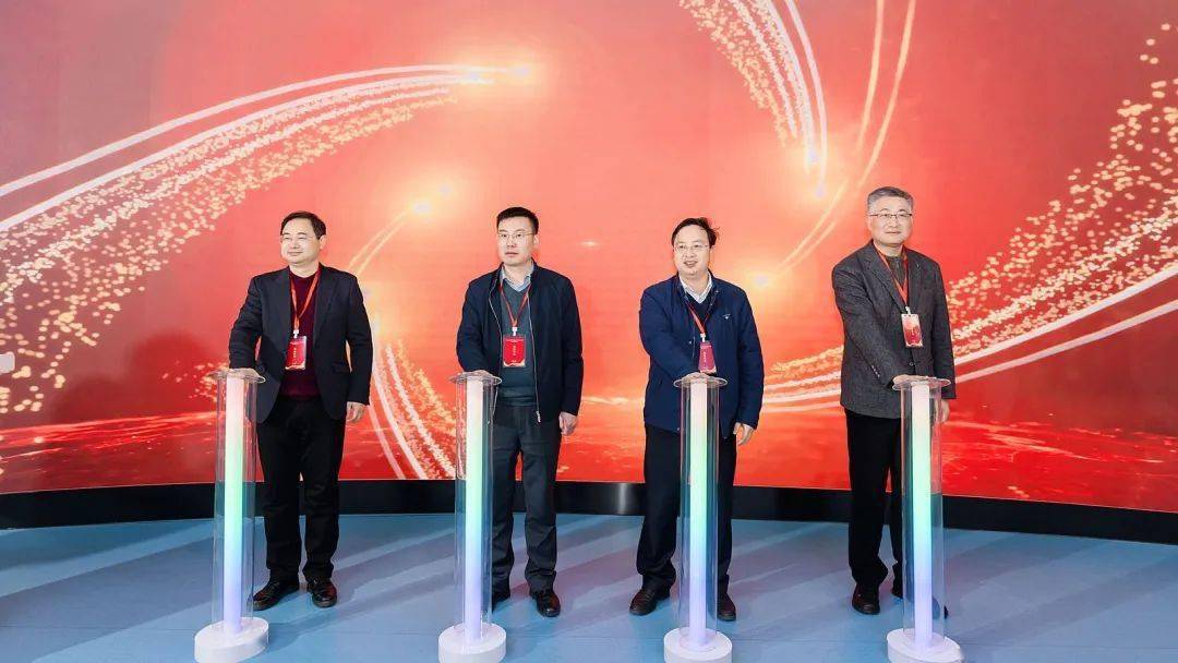 安徽大学党委常委,副校长黄志祥,合肥市教育局党委委员,副局长张艺国