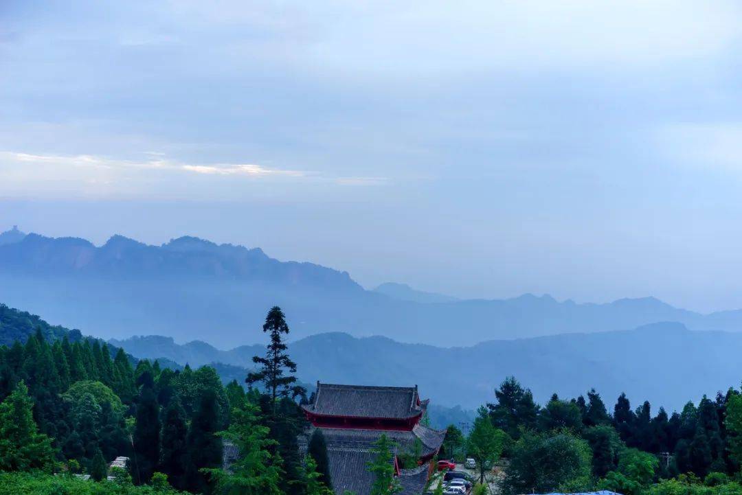 位於天國山頂的天國寺,是建在青城山群山之巔的一座小眾寺廟,在綻裡