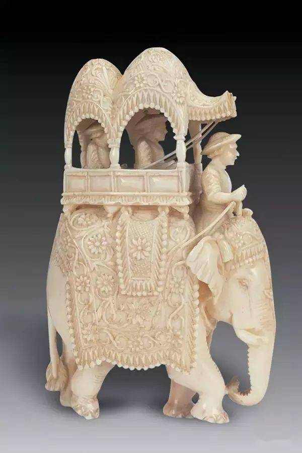 而象牙雕刻艺术品,以坚实细密,色泽柔润光滑的质地,精美的雕刻