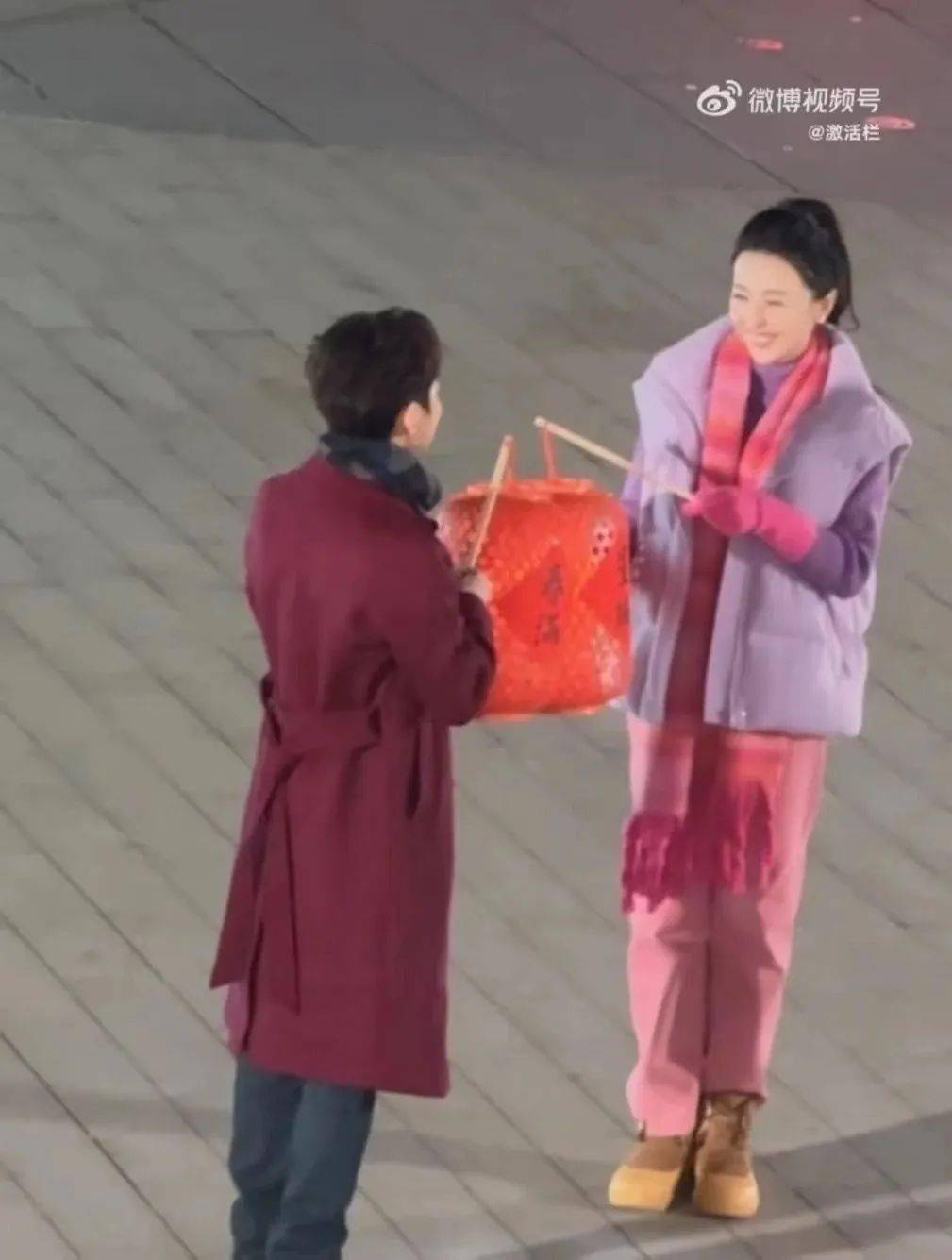 年以"毛毛虫"的身份与"金龟子"刘纯燕,"花姐姐"曾媛一同登上春晚现场