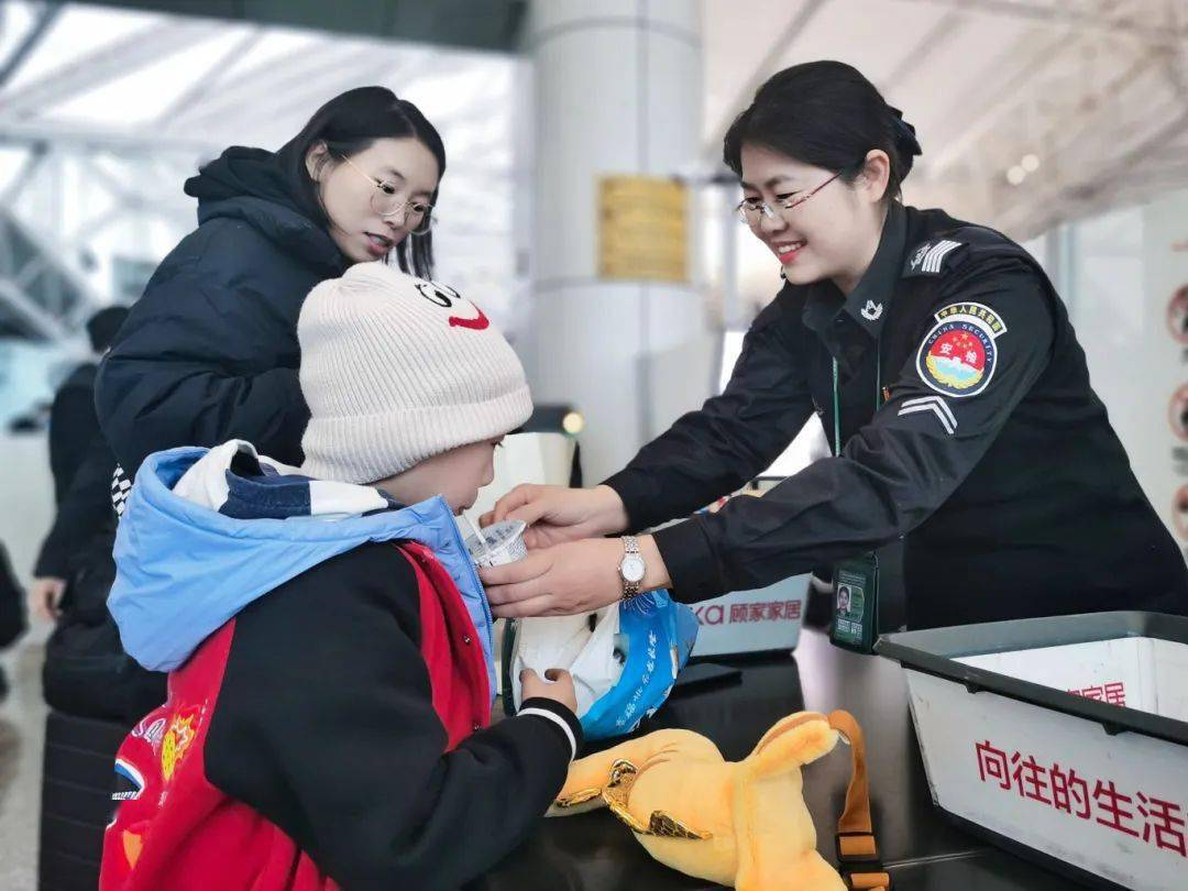 党徽闪耀在一线|护航回家路,"巾帼标兵"的第22个春运_工作_服务_保障