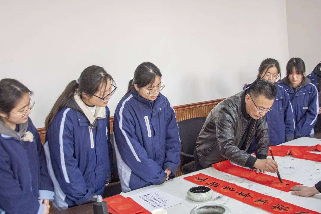 【国开·精彩教育】鲁西新区书法家协会走进菏泽国开中学_师生_活动