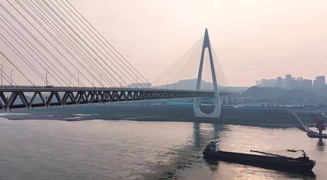 有着不一样的感受从不同的角度看它是白居寺长江大桥的代名词科幻