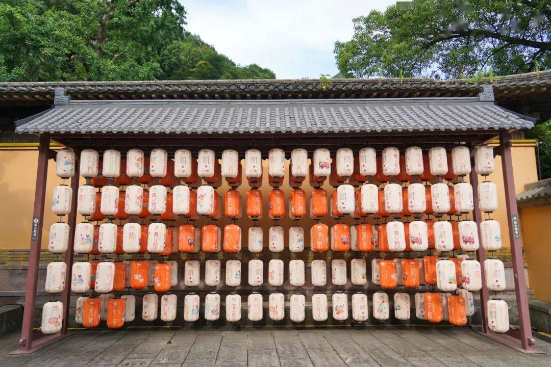 街上还有台州市硬气馆,朱自清先生青铜雕像和文化墙,灯笼墙网红打卡点