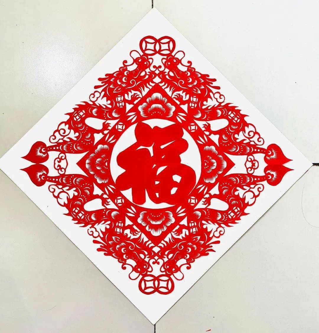 《中华龙》三,杨存兰剪纸作品《中国龙》四,姜言魁剪纸作品《龙凤呈祥