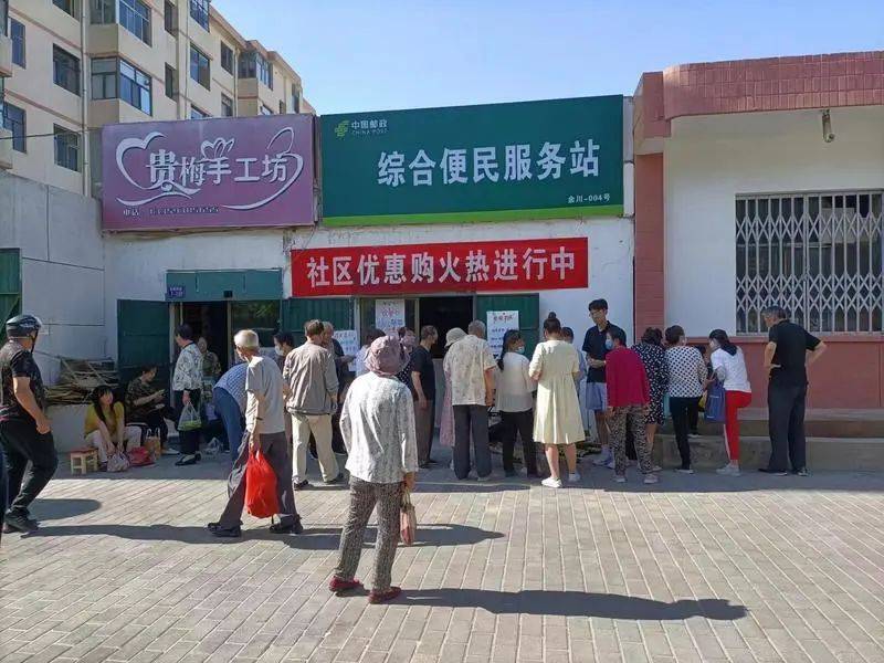 员韩文宽正在分拣快递,"我们每天都要将邮件按照每个村进行人工分拣