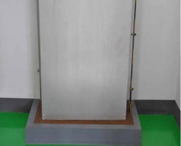 桥架穿楼板防火封堵后并加贴装饰,符合要求:【正确做法】桥架内电缆