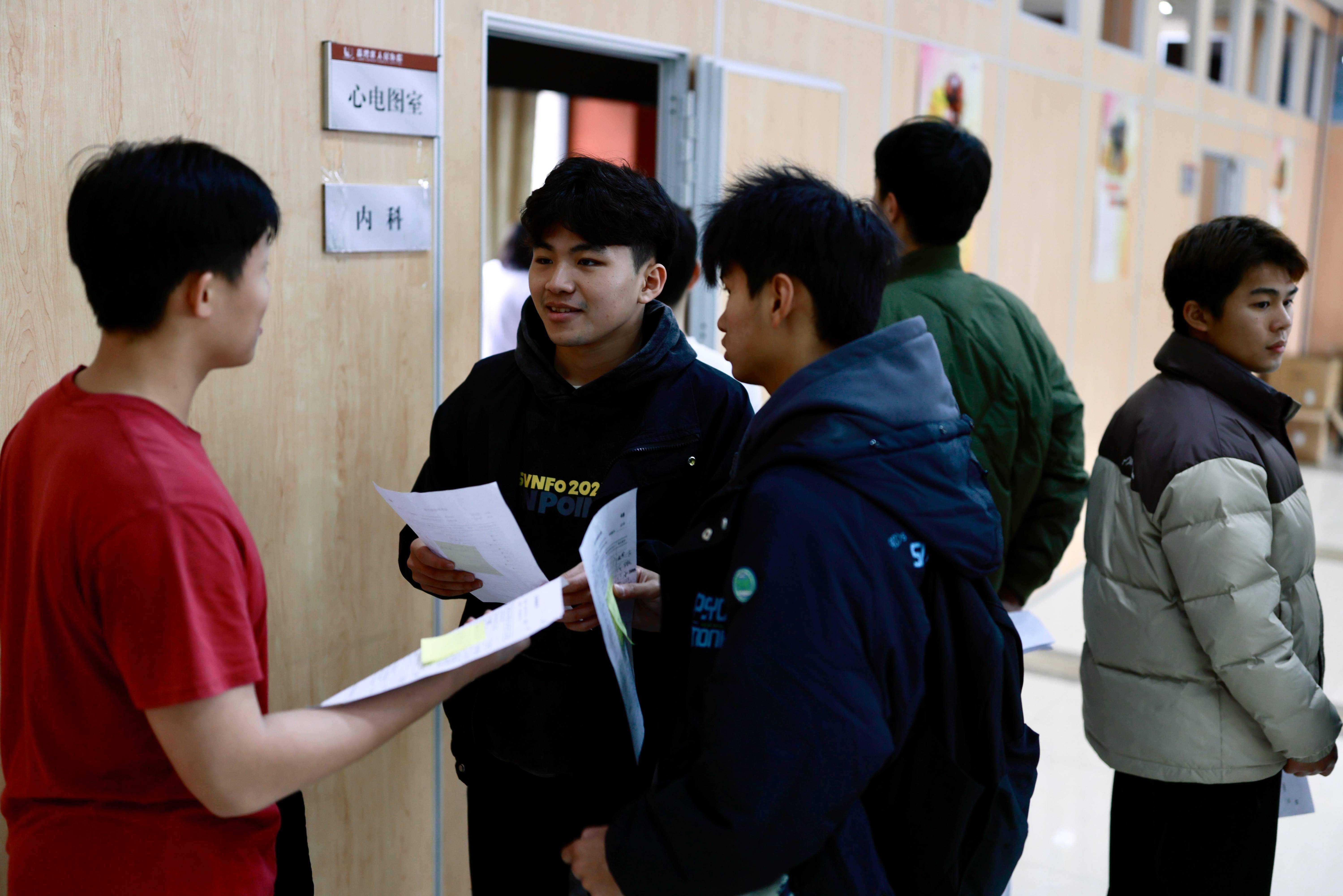趁年轻,当兵去,直击广州荔湾区征兵体检现场_青年_检测_梁钜聪