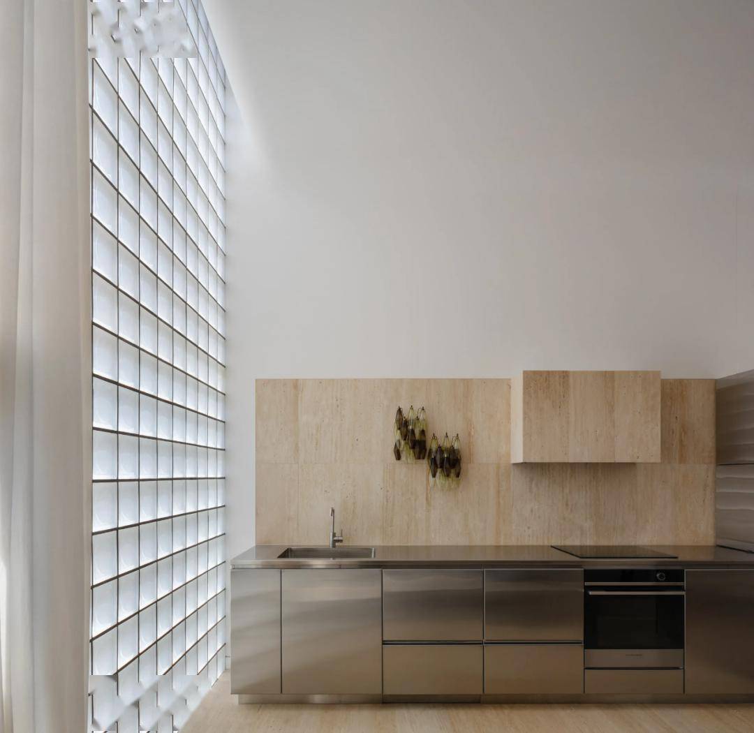 占地56㎡的自建房用玻璃砖做外墙,采光是真的好_建筑_黑色_空间