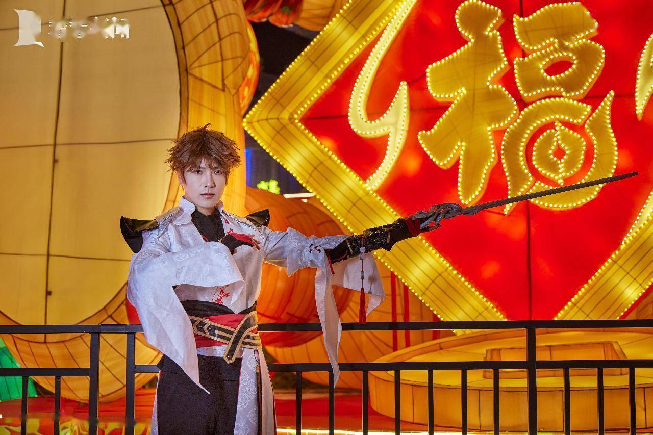 自贡灯会亮眼预展 巨型"鲁班七号" 迎春送福_彩灯_中国_蔡文姬