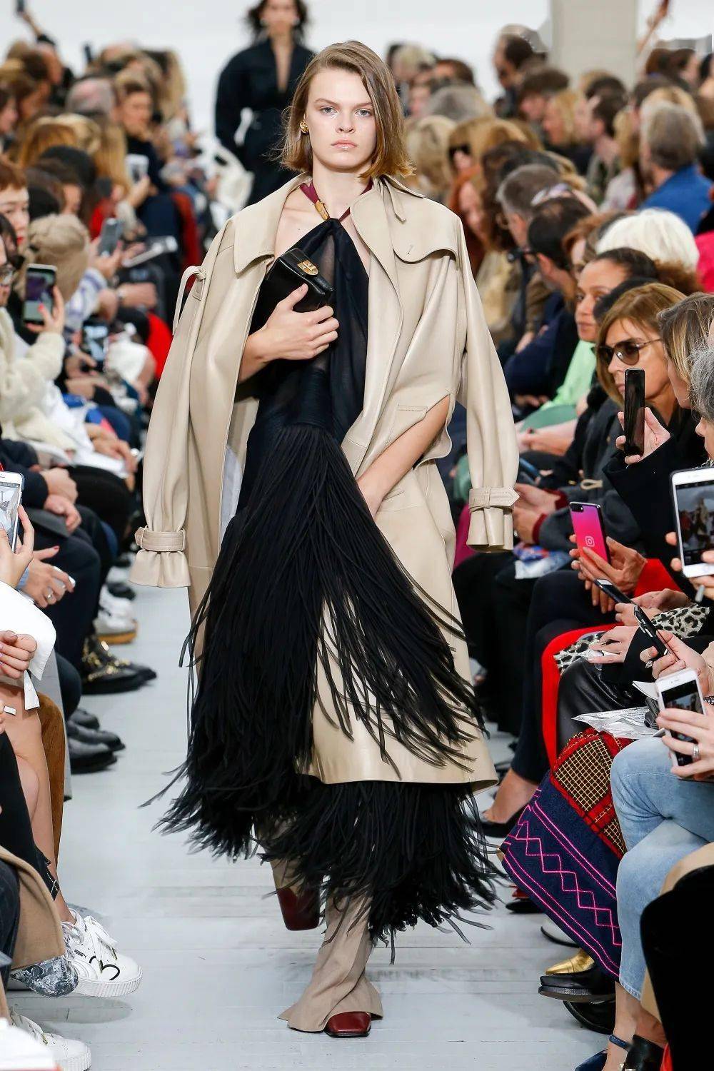 极简鼻祖,phoebe philo女王强势回归!首秀秒售罄 ? !