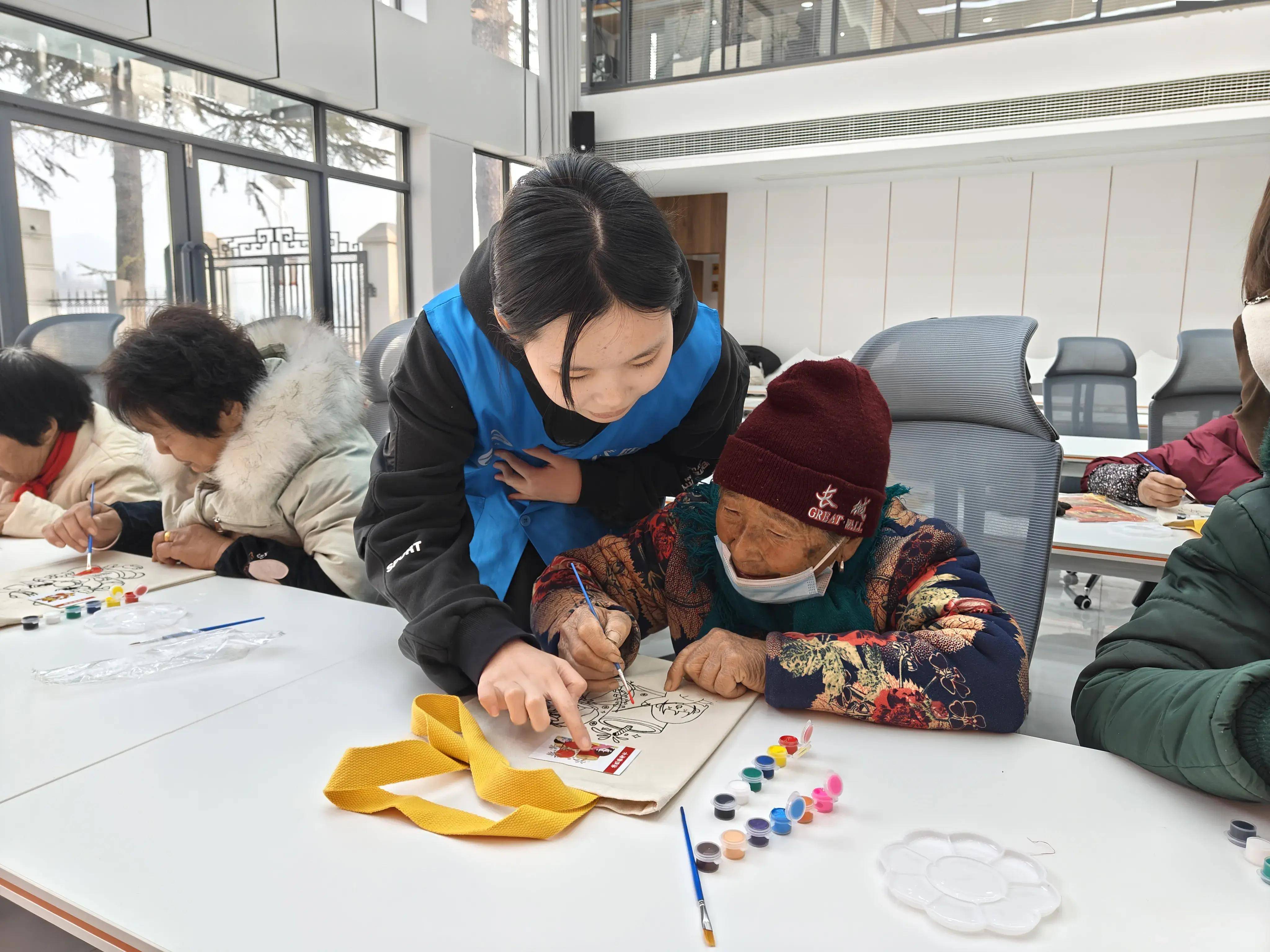 荥阳民政社工:手绘"迎新春"帆布袋 老人把幸福带回家_辖区_活动_气氛