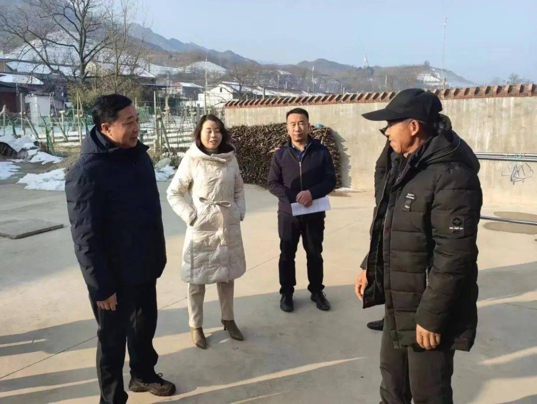 卫健局,残联等单位负责人,深入桃川镇灵丹庙村走访慰问困难群众,为
