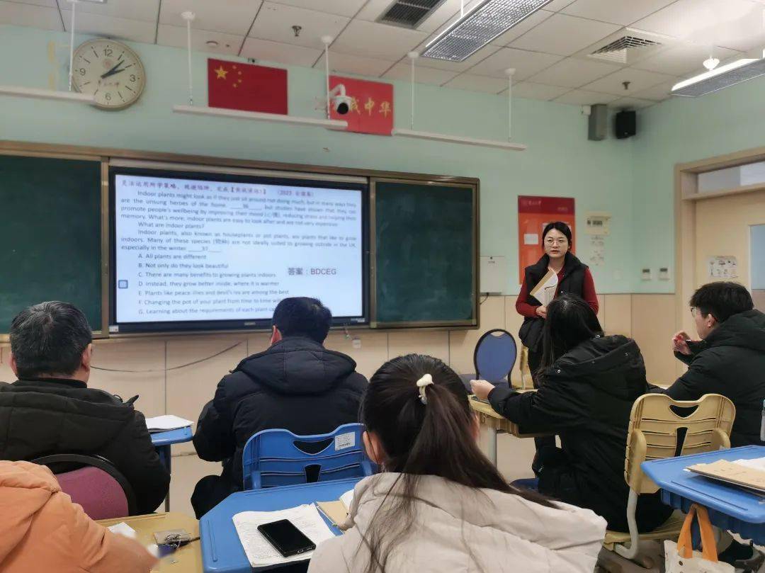 课后王书记,钟校长和英语组教研组长杨倩老师以及组内青年教师分别对